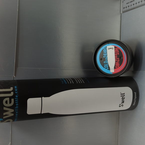 BNIB Swell Hot/Cold bottle 750 mL Black - Picture 3 of 11